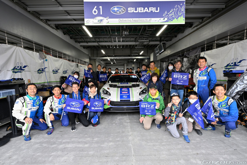 Team SDA Engineeringの共挑ピットツアーの集合写真