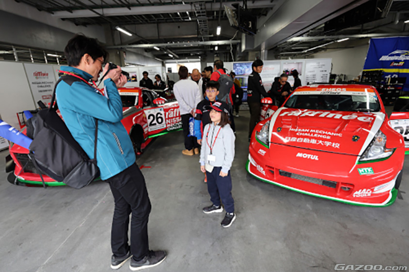 TEAM ZEROONEの共挑ピットツアーの様子