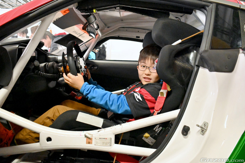 TEAM ZEROONEの共挑ピットツアーで運転席体験