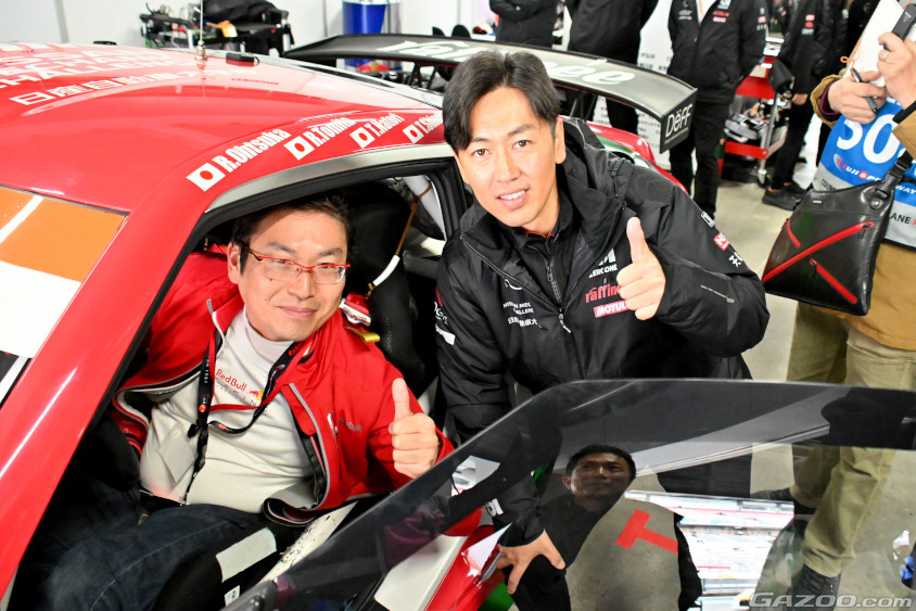 TEAM ZEROONEの共挑ピットツアーでは大人も運転席を体験