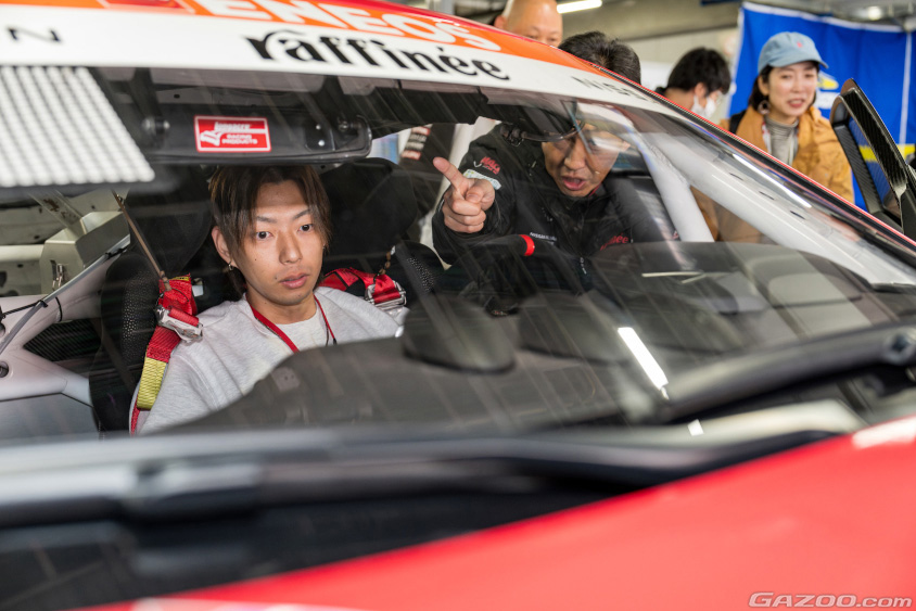 TEAM ZEROONEの共挑ピットツアーでは大人も運転席を体験。説明は柳田真孝チームゼネラルアドバイザー