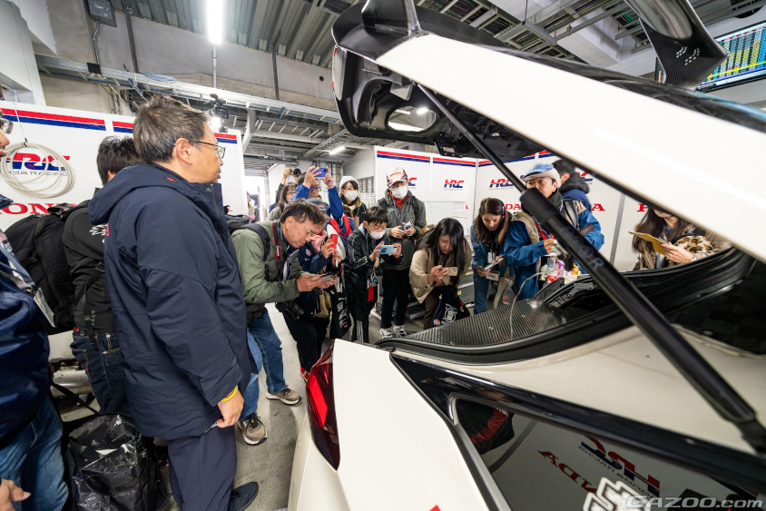 Team HRCの共挑ピットツアーの様子