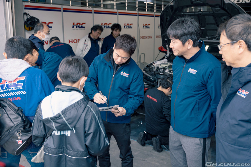 Team HRCの共挑ピットツアーでドライバーのサインももらえた