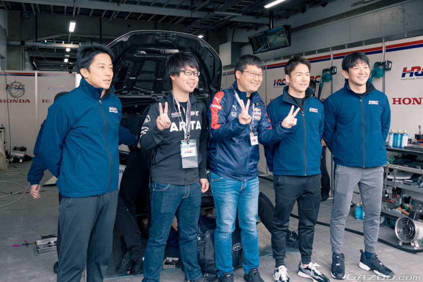 Team HRCの共挑ピットツアーでドライバーと記念撮影