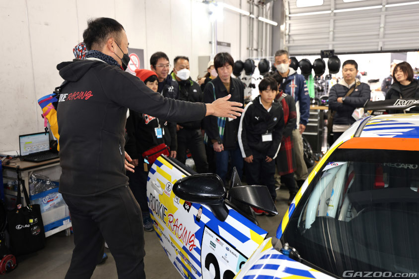 ORC ROOKIE Racingの共挑ピットツアーの様子