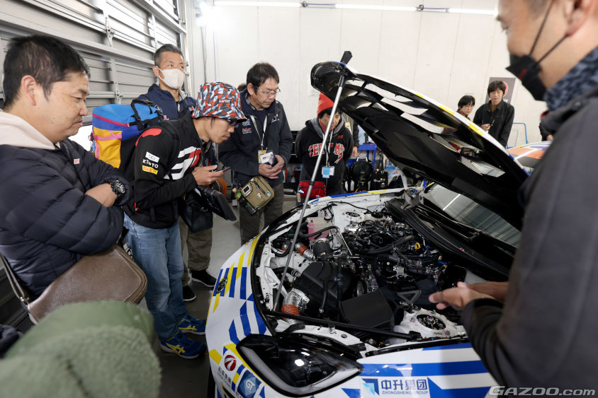 ORC ROOKIE Racingの共挑ピットツアーではエンジンルームも公開