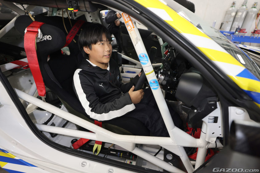 ORC ROOKIE Racingの共挑ピットツアーで運転席体験