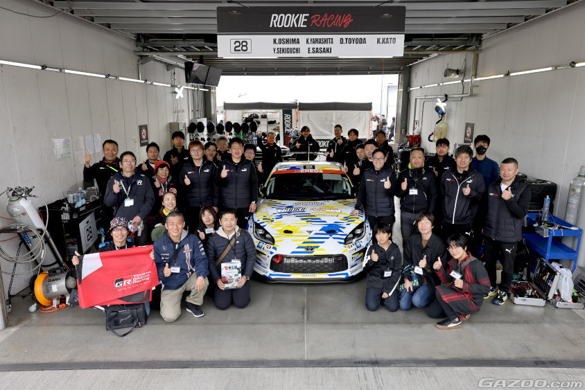 ORC ROOKIE Racingの共挑ピットツアーの集合写真