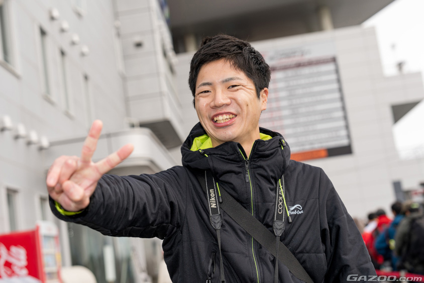 マツダの共挑ピットツアーに参加した男性