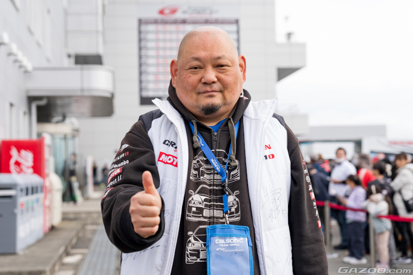 日産の共挑ピットツアーに参加した男性