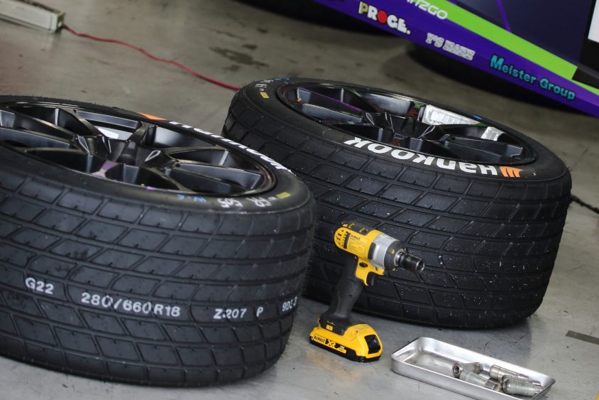 ウェットタイヤ　(c)スーパー耐久機構