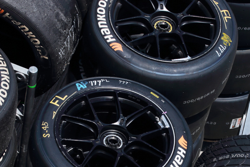 黄色と空色でマーキングされたタイヤ　(c)スーパー耐久機構