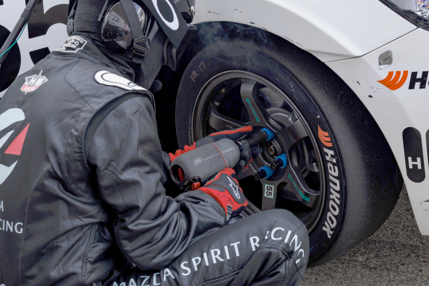 ナットの下の青いパーツが「ホイールナット固定装置」　(c)スーパー耐久機構