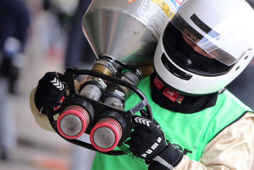 燃料の少ないST-5クラスはこのような器具で給油 (c)スーパー耐久機構