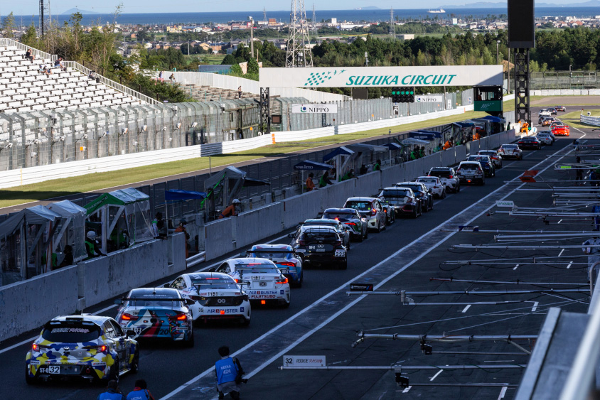 ピットロードに並んだマシンが一斉にコースに入っていく (c)スーパー耐久機構