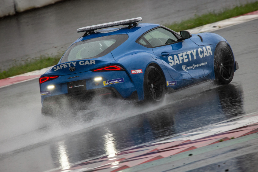 セーフティカーが路面状況を確認して走行可能か判断する (c)スーパー耐久機構