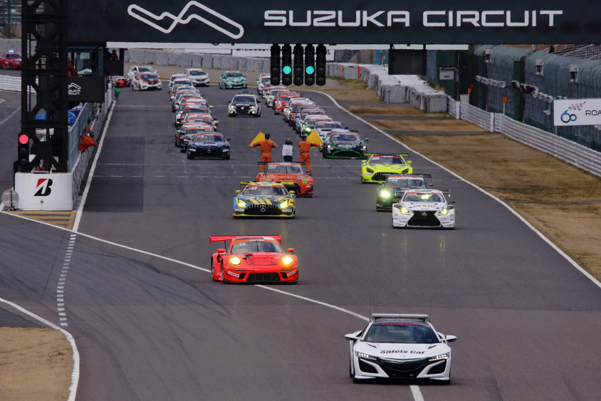 セーフティカー先導でフォーメーションラップが行われる(c)スーパー耐久機構