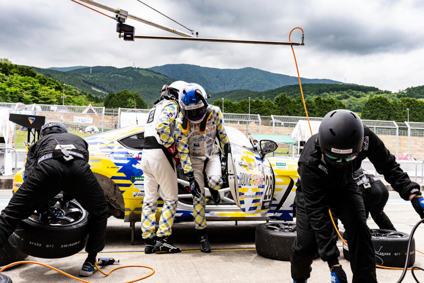 ORC ROOKIE GR86 CNF Conceptのドライバー交代の様子(c)スーパー耐久機構