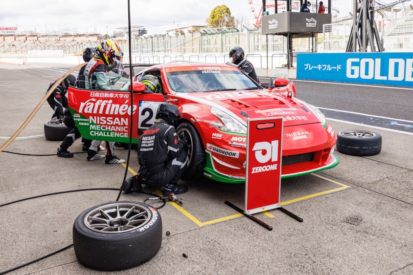 ドライバー交代時に同時にタイヤ交換を行うことができる(c)スーパー耐久機構