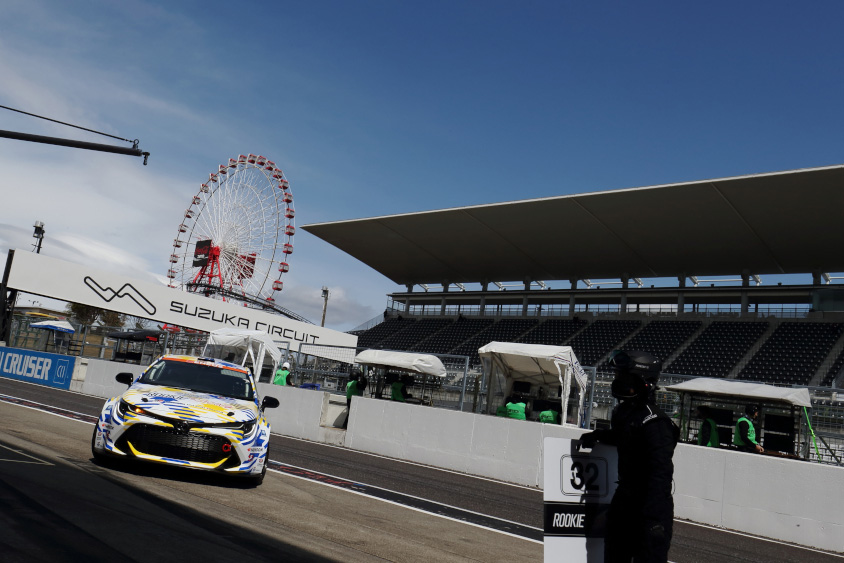 白い壁の奥のコース脇に並んでいるのがシグナリングプラットフォーム(c)スーパー耐久