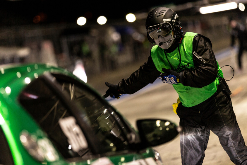 ピットサインマンビブスを着用したスタッフ(c)スーパー耐久