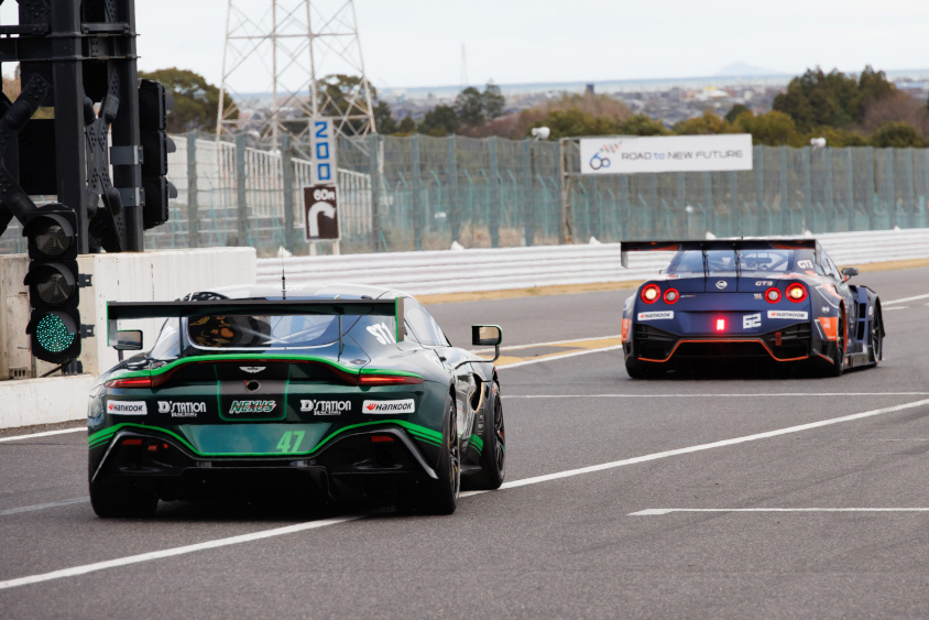 ピットレーンは50km/h以下。ピットレーン終了のラインを超えてから一気に加速していく