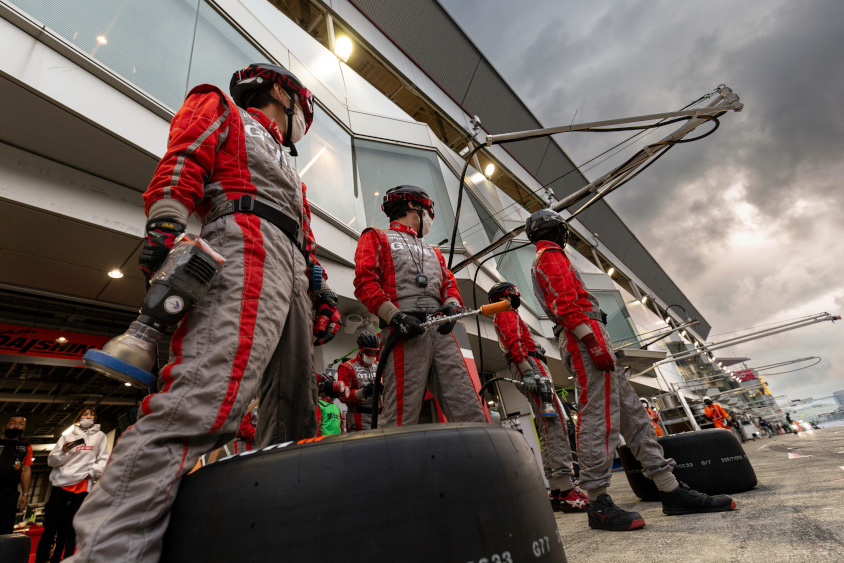 ピットインを待つピット要員のスタッフ(c)スーパー耐久機構