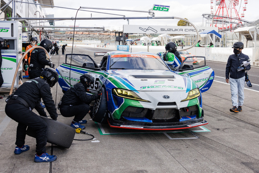 登録された7名のピット要員のうち5名が同時に作業することができる(c)スーパー耐久機構