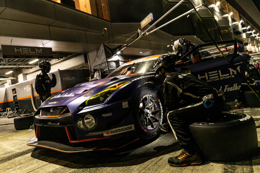 タイヤ交換の一連の作業は2名で行う(c)スーパー耐久機構