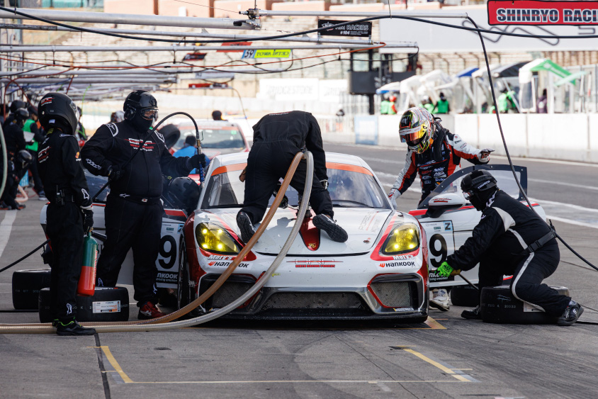 給油中は特にマシンに対しての多くの作業が禁止される(c)スーパー耐久機構