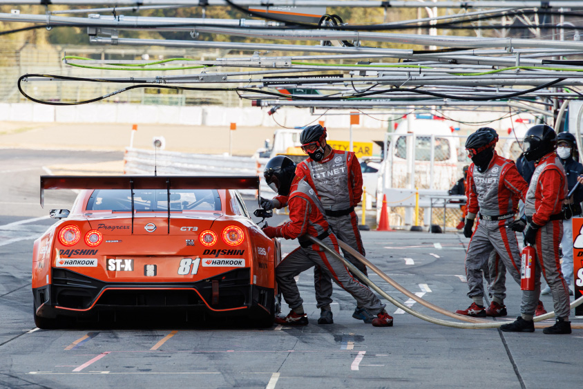 給油中は消火器を構えた要因が常に待機している(c)スーパー耐久機構