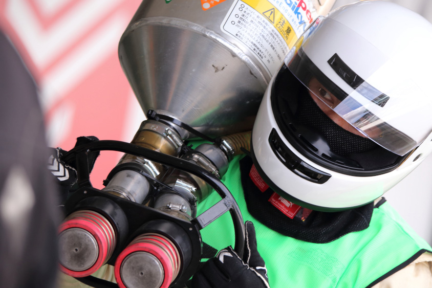 ST-4とST-5クラスではSTOが指定した燃料補給装置(金属携行缶)で給油する(c)スーパー耐久機構