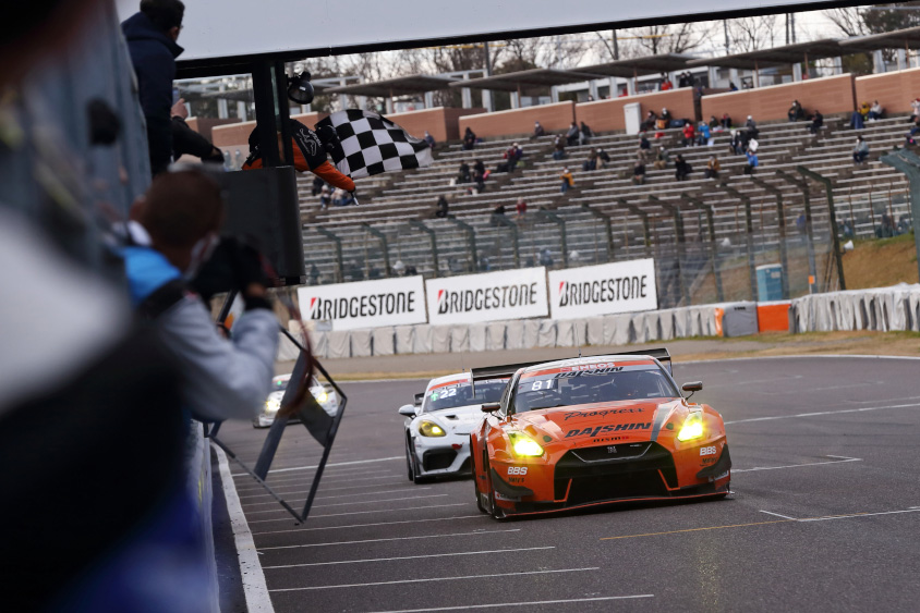 総合1位の車両がチェッカーを受けるとレースが終了となる(c)スーパー耐久機構