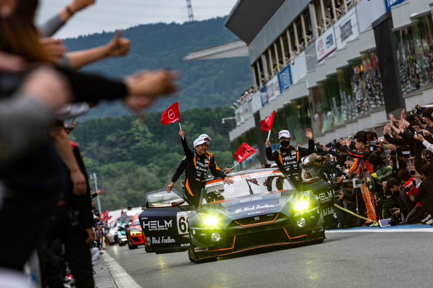 レースが終わった後はすべてのチームがお互いの健闘を称え合うのがスーパー耐久の魅力の一つ(c)スーパー耐久機構