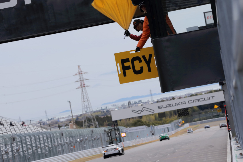 FCY看板とともに黄色旗が振られる （c）スーパー耐久機構