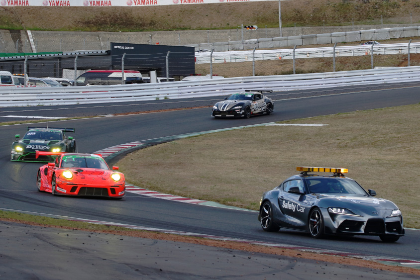 オレンジ灯を点灯して先導するセーフティカー （c）スーパー耐久機構