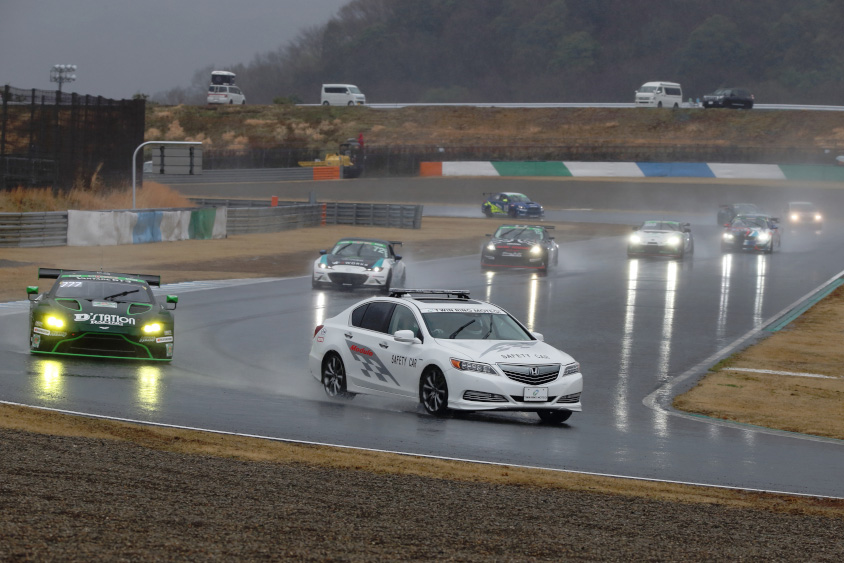 オレンジ灯が消えるとレース再開の合図となる （c）スーパー耐久機構