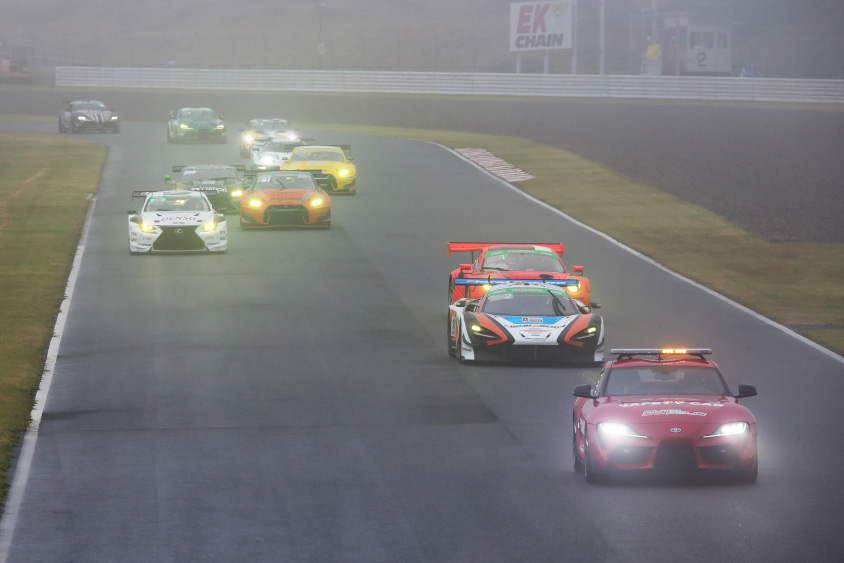 視界不良のためセーフティカーが先導 (c)スーパー耐久機構