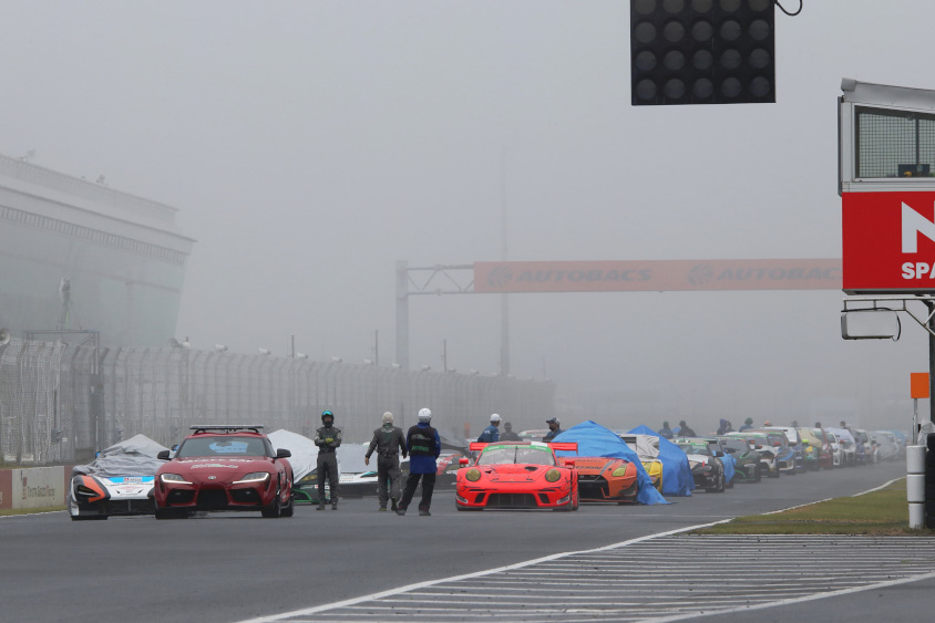 レース中断でホームストレートに整列するマシン (c)スーパー耐久機構