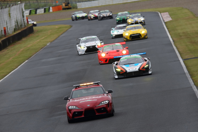 セーフティカー先導でレース再開 （c）スーパー耐久機構
