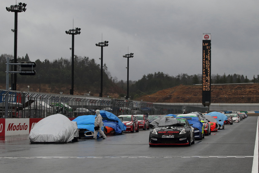 コース上で赤旗中断からの再開を待つマシン （c）スーパー耐久機構