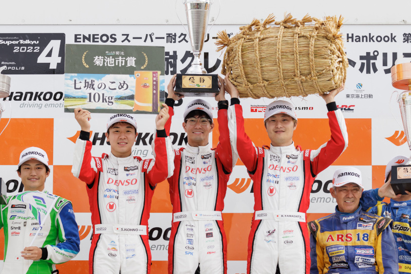 2022年スーパー耐久第4戦オートポリスで贈呈された菊池市賞 (c)スーパー耐久機構