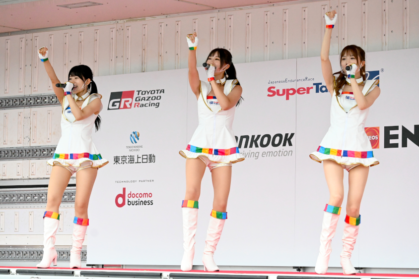 パフォーマンスする『Swish』の阿比留あんなさん