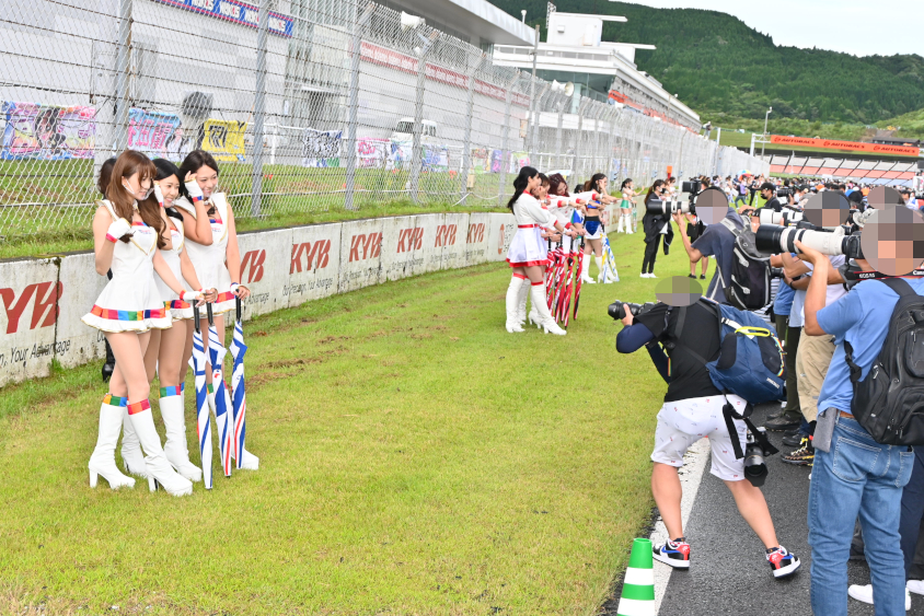 ピットウォークで多くのファンに撮影されるスーパー耐久イメージガール＆SDGsアンバサダー『Swish』