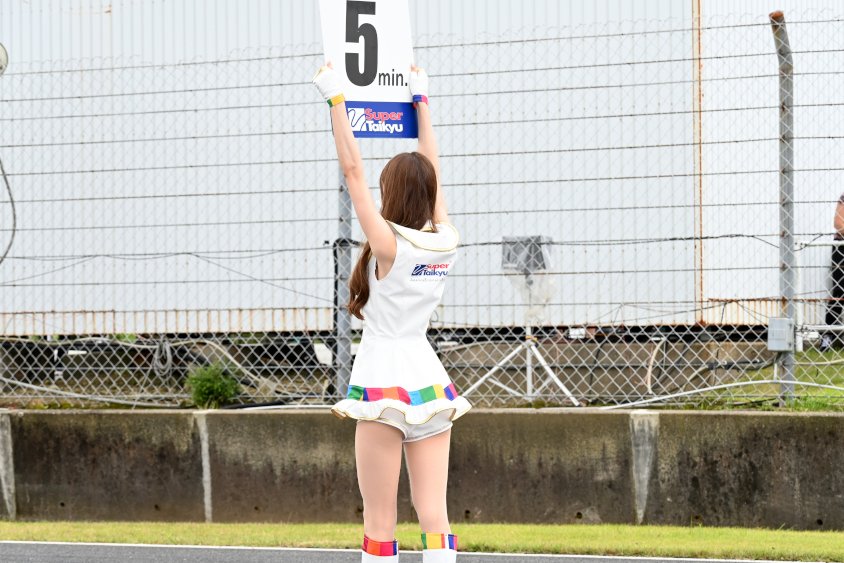 グリッドでタイムボードを掲げるスーパー耐久イメージガール＆SDGsアンバサダー『Swish』の松田蘭さん