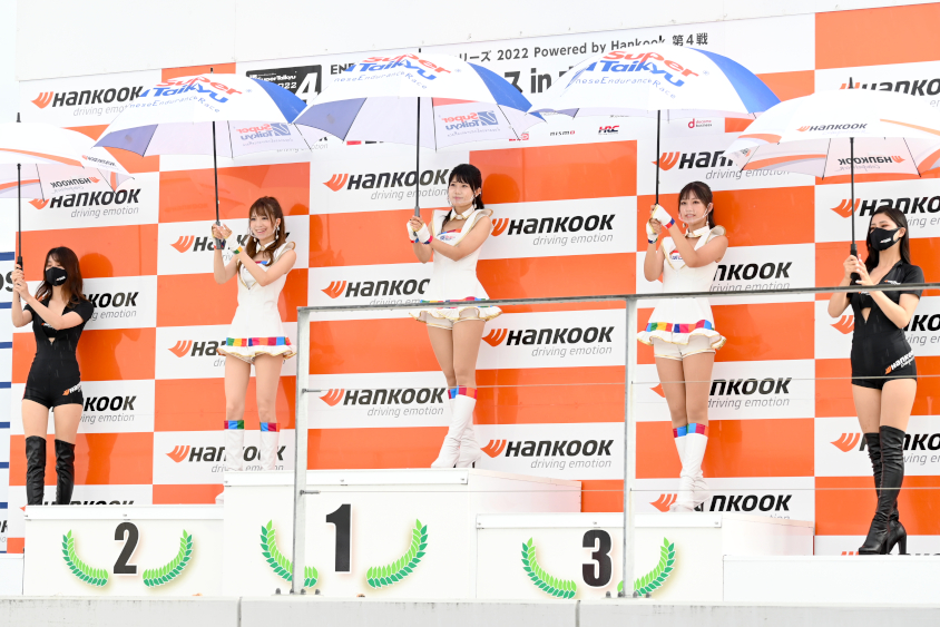 表彰台のスーパー耐久イメージガール＆SDGsアンバサダー『Swish』