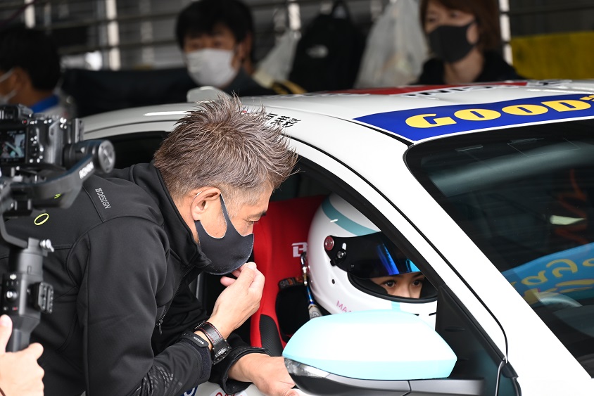 559号車 MAXORIDOM1Yarisの織戸茉彩選手と父の織戸学