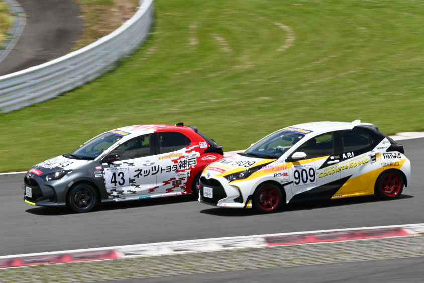 909号車 コンプリートスピードFW☆RP YarisのRYU1と43号車 ネッツ神戸チームネッコクンYarisの迫田善貴