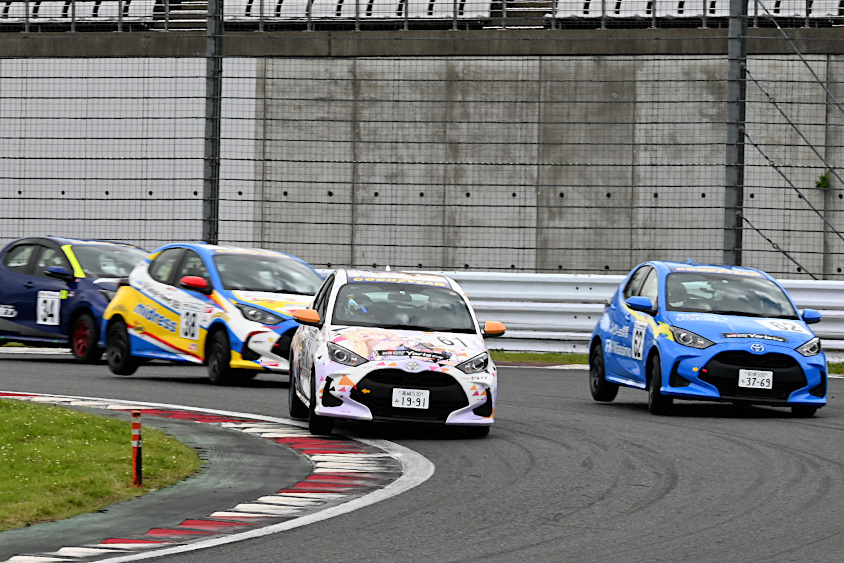 ヤリスカップ第1戦　決勝レース序盤のトップ争い