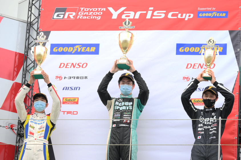 ヤリスカップ第1戦　決勝レース表彰台　1位 大島和也　2位 神谷裕幸　3位 松本康平